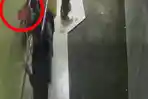 Pira Mengendap-ngendap di Rumah Kos Pura-pura Telepon, Curi 3 Celana Dalam Wanita, Terekam CCTV