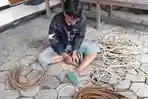 Video Agung Nekat Curi Besi di Lamper Kidul Semarang Masuk Garasi Rumah