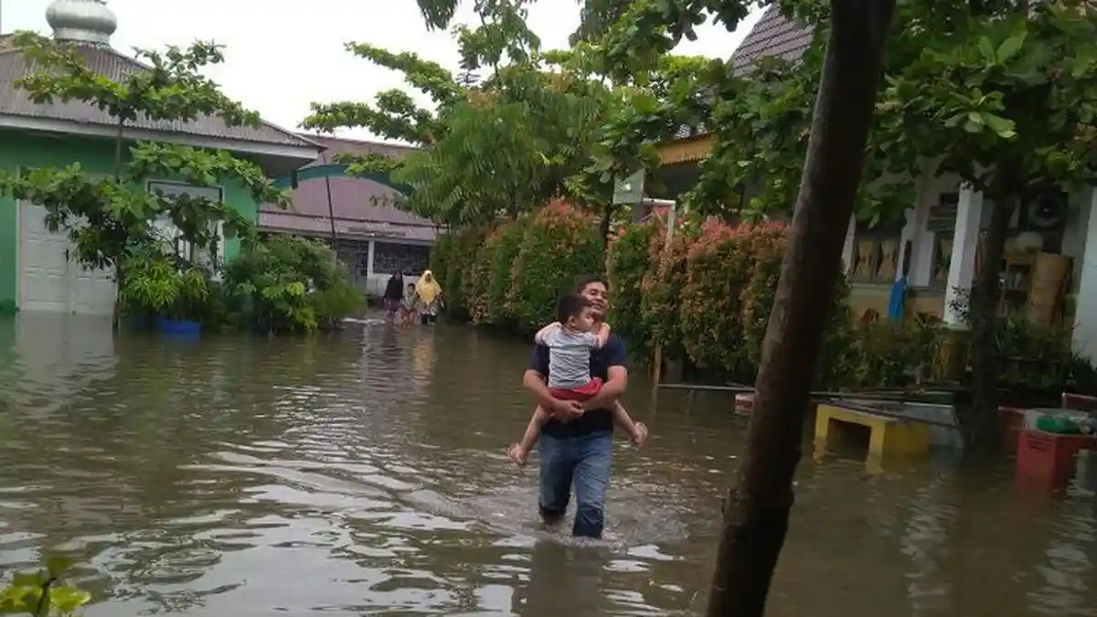 Demi Mencoblos di TPS, Warga Rela Arungi Banjir di Pilgub Riau