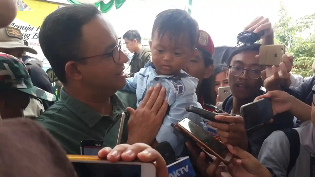 Mengunjungi Kampung Akuarium Anies Bertemu Bayi Anies Sandi