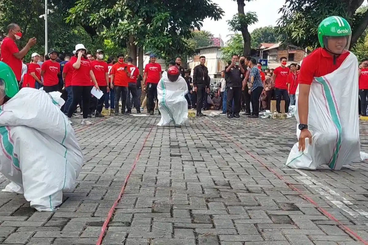 Sejarah Lomba Balap Karung: Identik dengan 17 Agustus, Ternyata Sudah Ada dari Zaman Belanda!