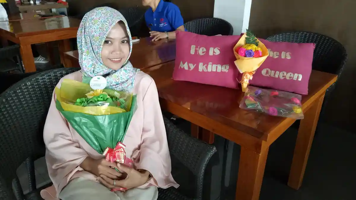 Mahasiswi Cantik Unismuh Ini Bisnis Buket Bunga, Bantal Couple, dan Party Planner Lewat Instagram