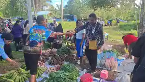 Luksen-Jems-Mayor-membeli-dagangan-mama-mama-Papua-di-Kampung-Saukori.jpg