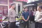 DIKEMBALIKAN-Kapolres-Jember-AKBP-Bobby-A-Condroputra-serahkan-sepeda-motor-kepada-korban.jpg