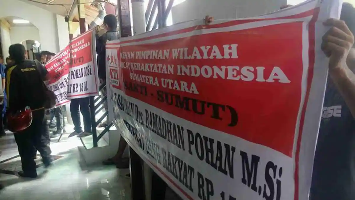 Puluhan Orang Teriaki Ramadhan Pohan Penipu Selama Sidang