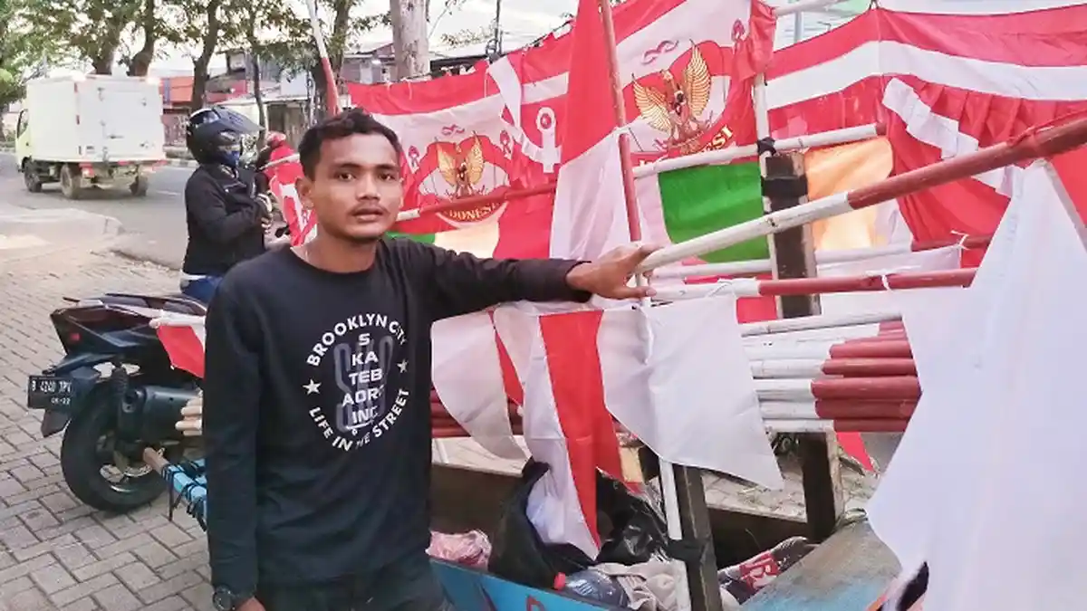 Pembeli Sepi di Masa PPKM, Pedagang Keliling: Tidak Ikut Perang, Masa Beli Bendera Saja Tidak Bisa?