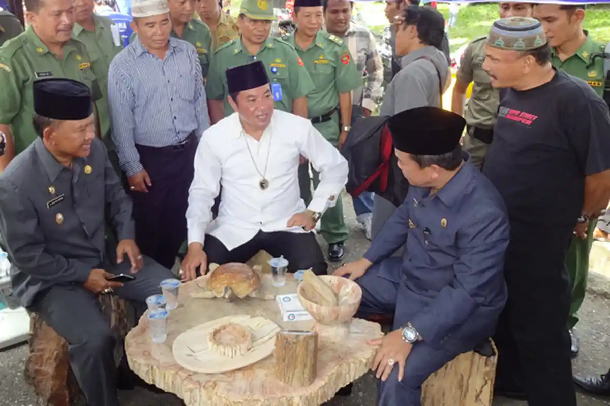 Bupati yang Mirip Soekarno Ini Kepincut Batu Sungkai Merangin