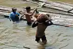 Warga-Kembang-Seri-Minta-Jembatan-Gantung-Rakit-Bambu-Kerap-Terbalik-Saat-Angkut-Hasil-Panen.jpg