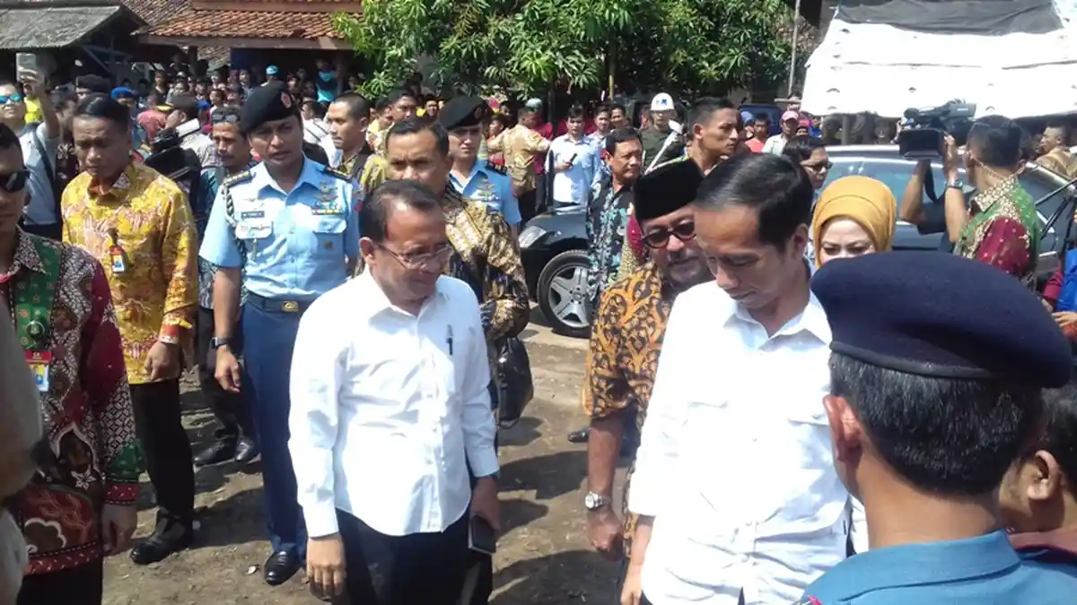 Jokowi Sambangi Serang, Bagi Buku dan 3.000 Sembako