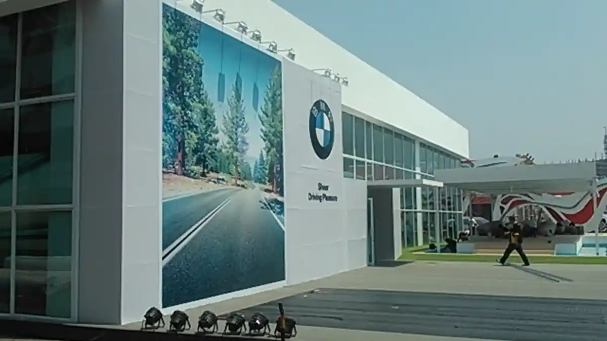 Booth BMW Gunakan Dominasi Warna Putih