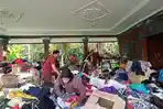 Sejumlah-warga-pengungsian-Jembrana-tampak-sibuk-mencari-baju-bekas-layak-pakai.jpg