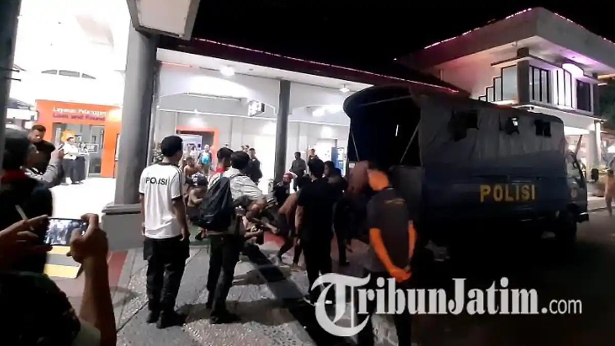 PT KAI Daop 8 Surabaya Sesalkan Serangan Terhadap Kereta Api, 'Kami Akan Ambil Tindakan Hukum'