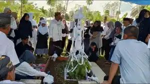 Istri-bersama-keluarga-besar-Apris-Sumuli-meluapkan-kesedihan.jpg