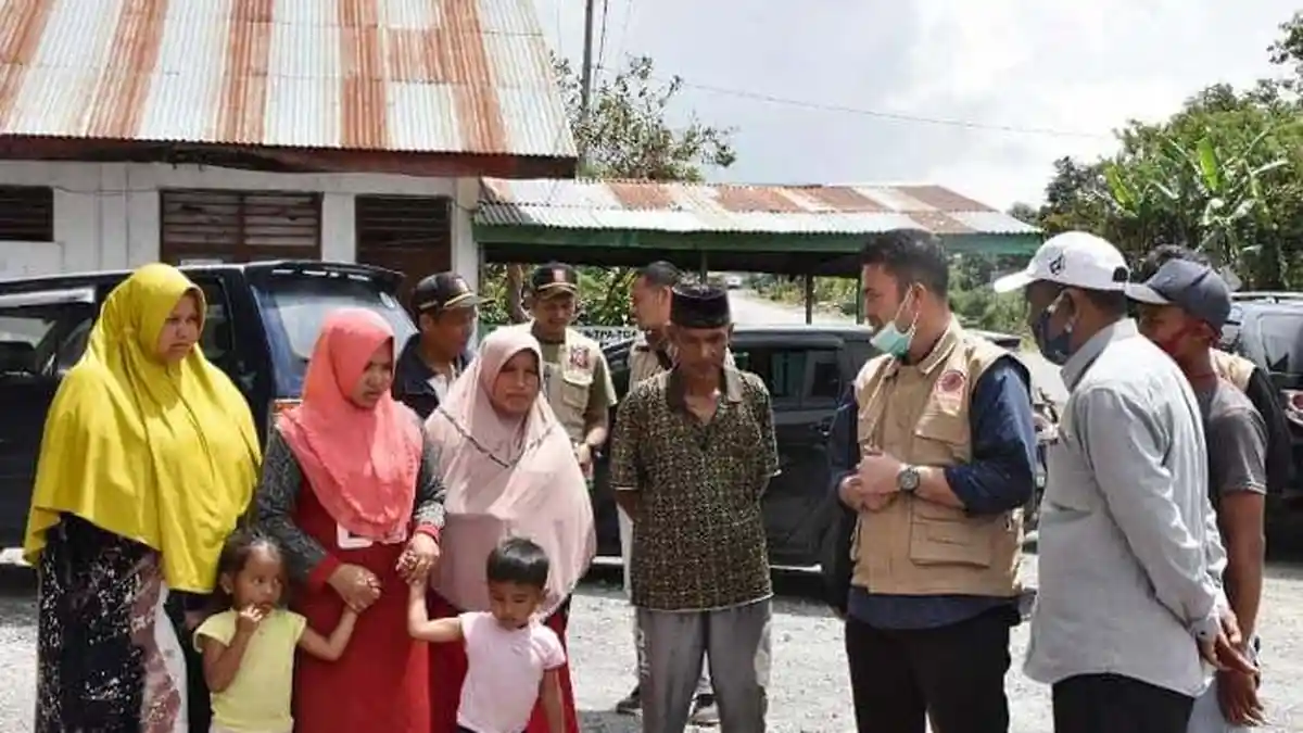 Korban Puting Beliung dan Tanah Longsor Terima Bantuan   