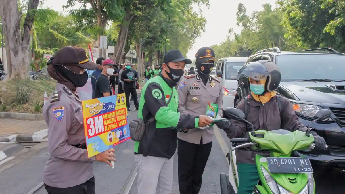 Aksi Simpatik Mitra Gojek dan Gocar Solo, Cegah Covid-19, Bagikan Masker dan Selebaran Edukasi