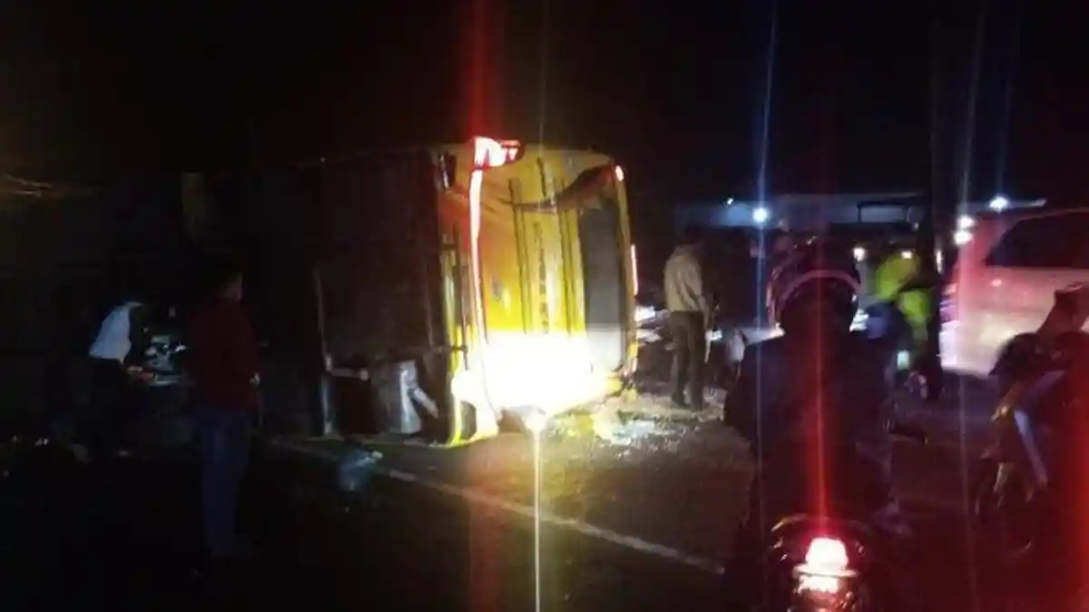 Bus Pariwisata Berpenumpang 58 Orang Terguling di Subang, Dua Orang Terluka