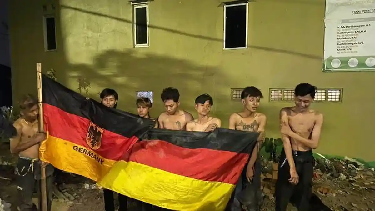 Kibarkan Bendera Jerman, Gerombolan Bermotor Buat Onar di Cimahi, Masih Bisa Senyum saat Ditangkap