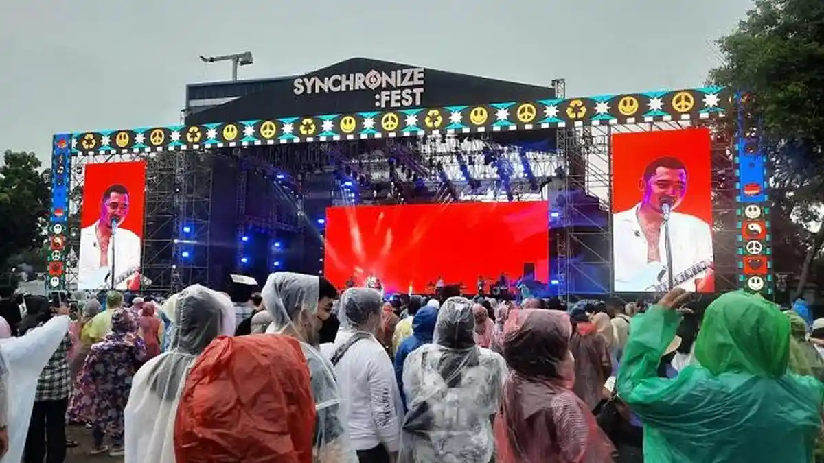 Panggung Synchronize Fest Hari Pertama Diguyur Hujan, Penonton Tetap Asyik Tonton Aksi Pamungkas