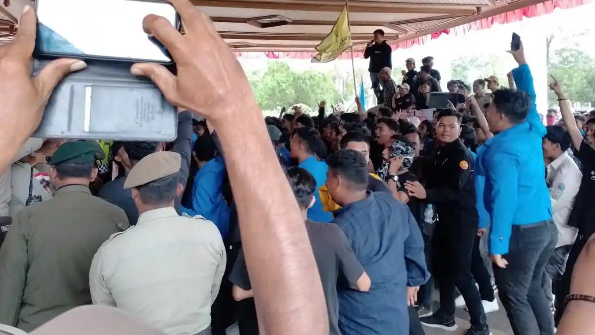 Massa KRA Dorong-dorongan dengan Polisi, Pj Gubernur Aceh tak Kunjung Turun Temui Pendemo