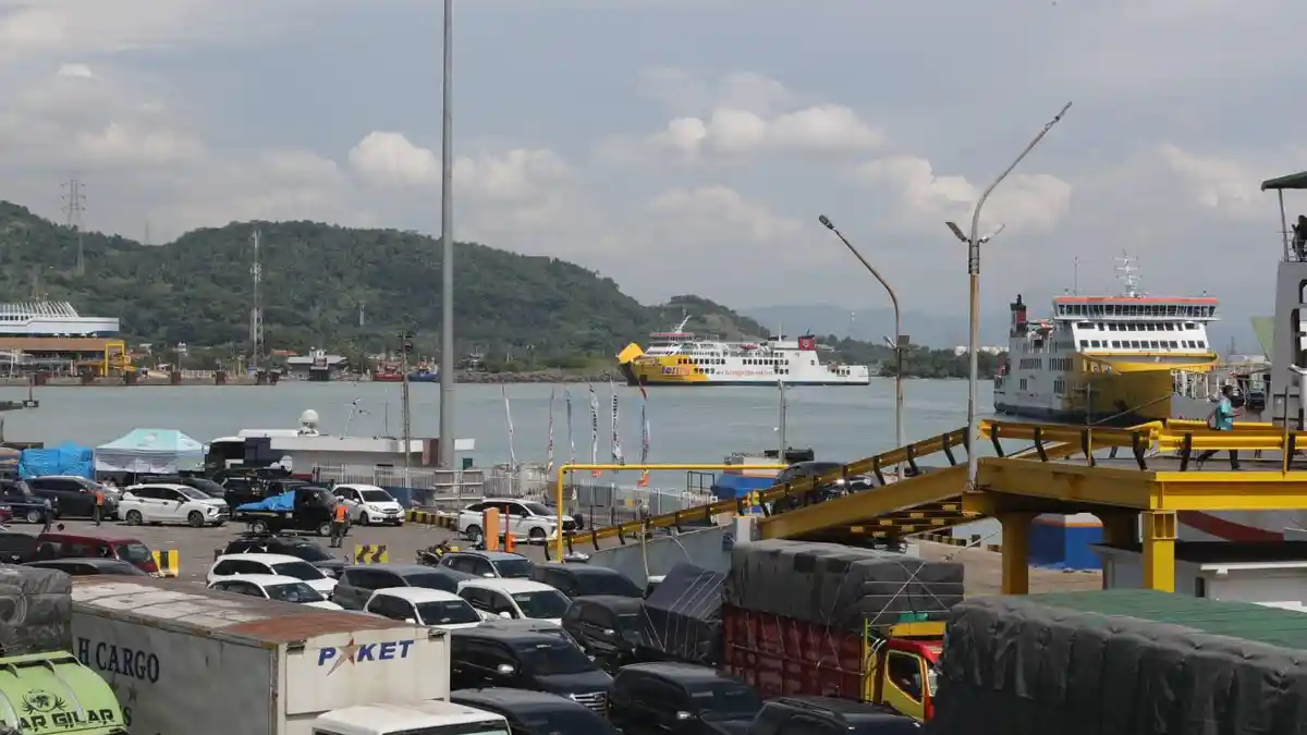 Pergerakan Penumpang dan Kendaraan Mulai Padati Pelabuhan Merak-Bakauheni 