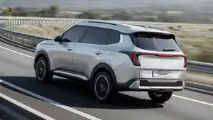 Unit-Kia-Carens-terbaru-melaju-di-jalan-tol-menghadirkan-kenyamanan-kabin.jpg