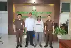 TANGKAP-Kejaksaan-Negeri-Alor-mengamankan-Johi-Jahya-Blegur-alias-Jois-Blegur.jpg