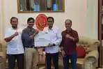 Penyerahan-bantuan-secara-simbolis-oleh-GM-PLN-NTT-kepada-Kajati-NTT.jpg