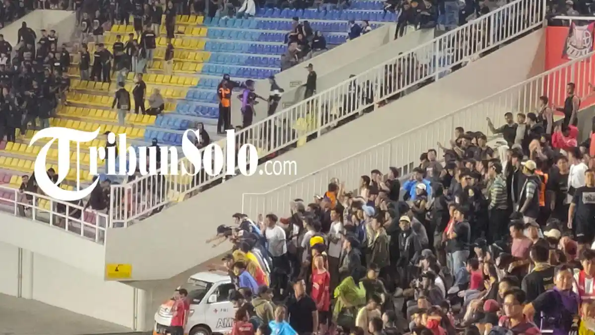 Saling Berbalas Chants, Penonton Diduga Suporter Tamu Saksikan Laga Persis vs Persija