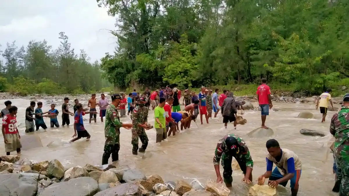 Satgas Yonarmed 3/105 Tarik Bersama Masyarakat Bendung Sungai Noe Lelo