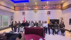 KONFERENSI-PERS-Bupati-Ngada-Raymundus-Bena-didampingi-utusan-Kementerian-Dalam-Negeri.jpg