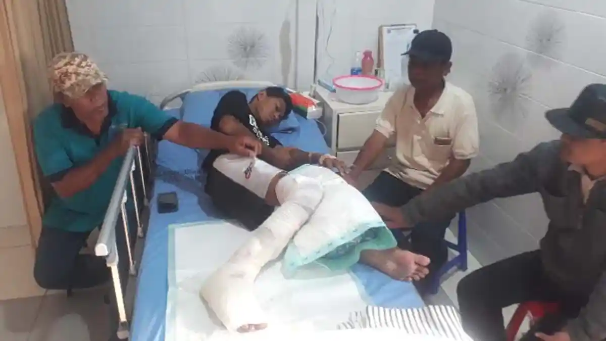 Kondisi Seorang Remaja di Gresik Kakinya Sakit Parah akibat Main Bola hingga Batal Lanjutkan Sekolah