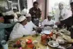 Jokowi Bagi Baju Kotak Kotak dan CD Pada Ustaz