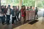 tolak-eksplorasi-geothermal-wae-sano-permmabar-kupang-gelar-demo-di-dprd-ntt.jpg