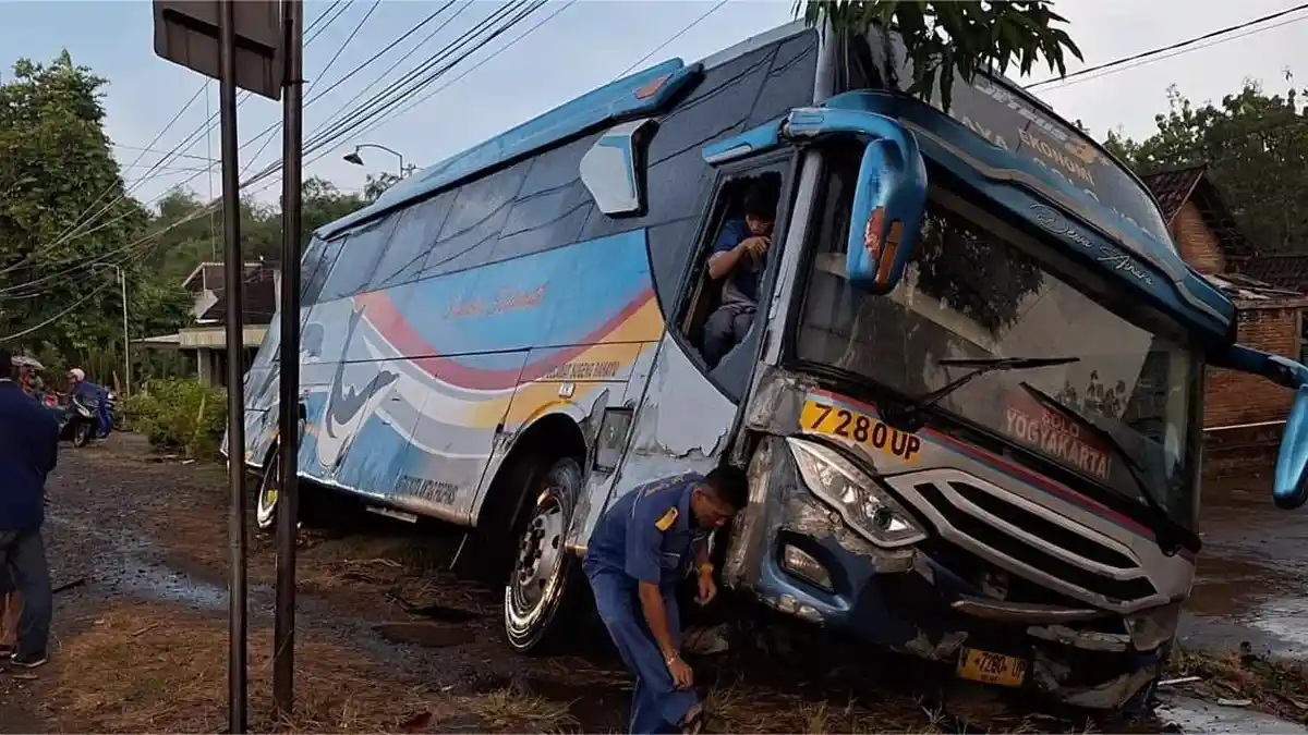 Sama-Sama Saling Menyalip, Dua Bus Adu Moncong di Jalan Raya Ngawi-Solo, 2 Penumpang Luka