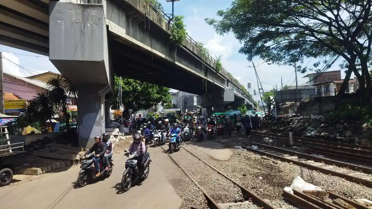 Perbaikan Bantalan Rel Jelang Mudik, Perlintasan Sebidang di Cimindi Cimahi Ditutup saat Malam Hari