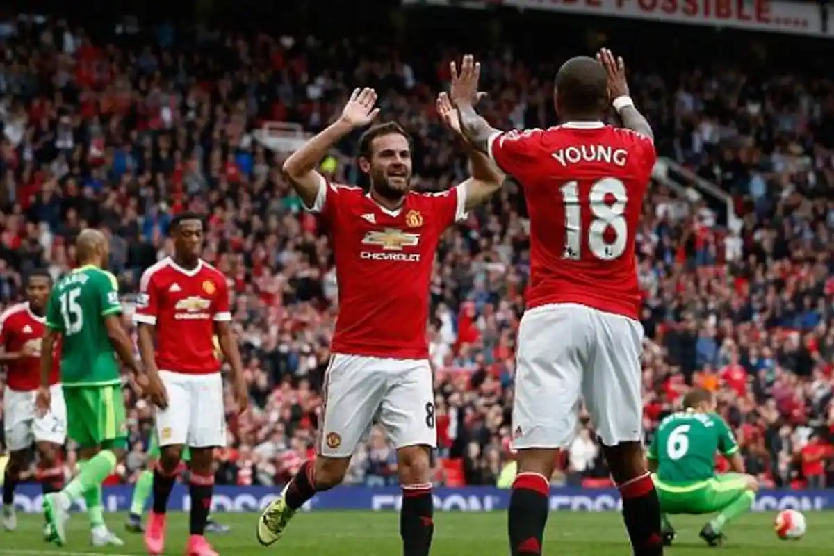 Manchester United vs Brighton - Gol Ashley Young Bawa Manc United Memimpin Sementara