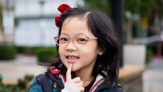 Awas! Anak Sering Memiringkan Kepala dan Tidak Fokus Belajar, Ini Tanda Gangguan Mata Myopia