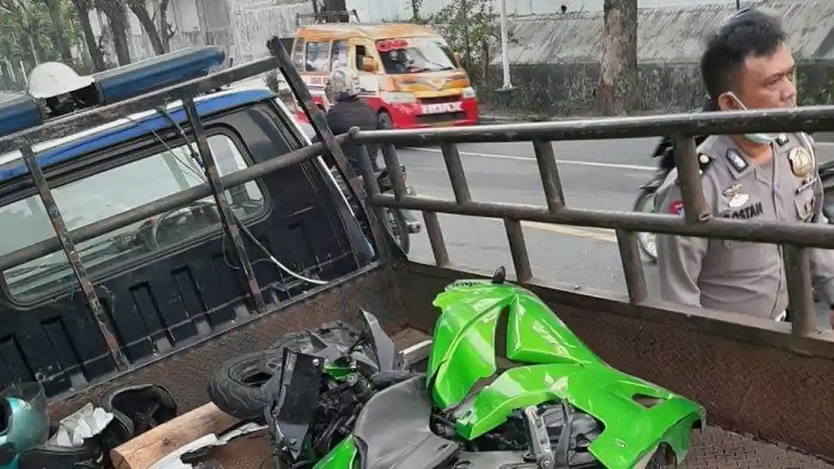 Kaget dan Hilang Kendali, Anak Mantan Camat Tewas Tabrak Truk