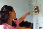 salah-seorang-warga-ambon-sedang-memeriksa-meteran-listrik.jpg