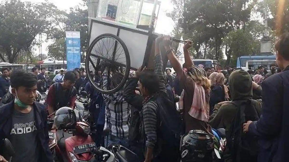 Viral Mahasiswa Angkat Gerobak Rujak yang Bingung Cari Jalan saat Demo ...