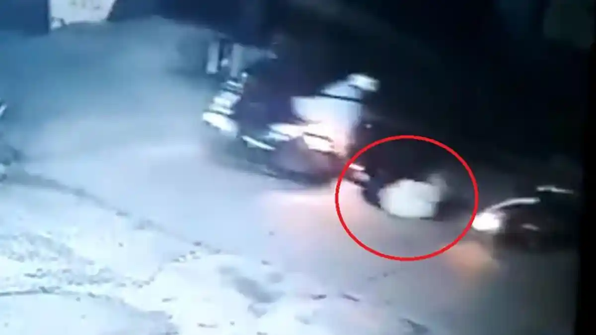 Sadis, Dua Orang Terduga Jambret Terekam Kamera Sedang Beraksi dan Seret Korbannya dari Motor!