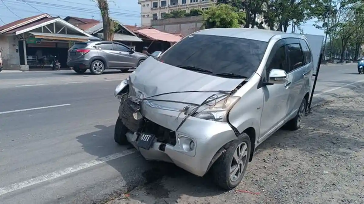 Ditabrak Truk, Ibu dan Anak Selamat Keluar dari Mobil Avanza yang Ringsek
