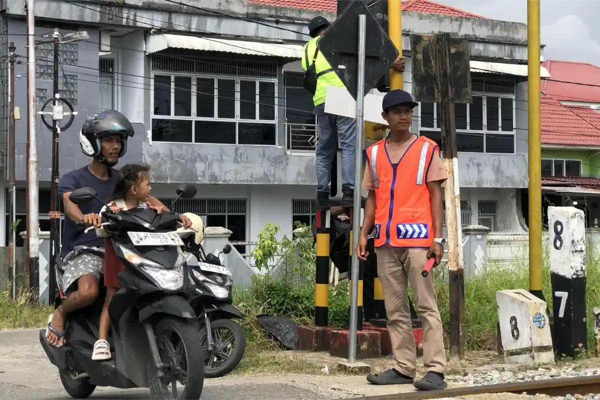 3 BERITA POPULER PADANG: EWS Perlintasan Dijaga Petugas, Evakuasi Ular Piton dan Pembongkaran PKL