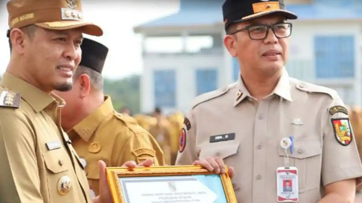 Wali Kota Pekanbaru Agung Nugroho Serahkan Apresiasi Pada Sejumlah OPD atas Capaian Kinerja