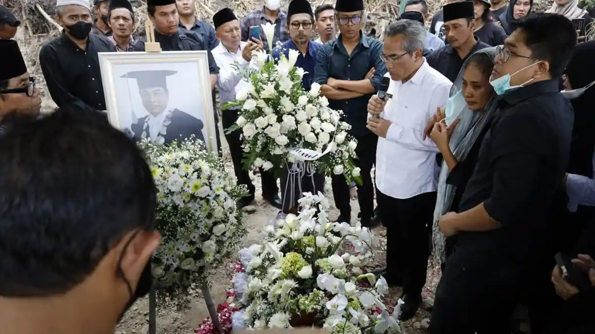 Isak Tangis Menyelimuti Susana Pesemayaman dan Pemakaman Prof Timbul Raharjo