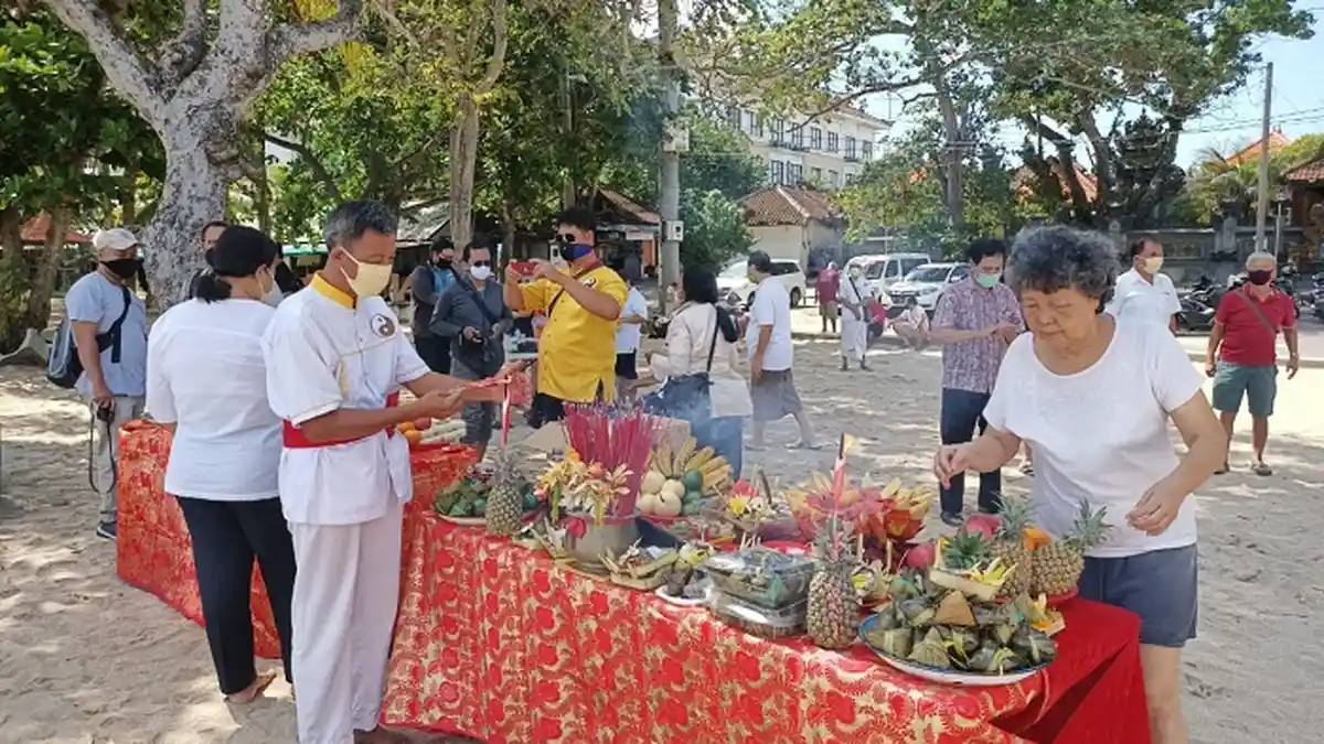 Sembahyang Bakcang pada Tradisi Peh Cun di Pantai Kuta Terapkan Protokol Kesehatan