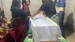 Keluarga-menangisi-jenazah-Aloysius-Demo-57-ketua-PPS-Desa-Golo-Nderu-Lamba-Leda-Selatan-Matim.jpg