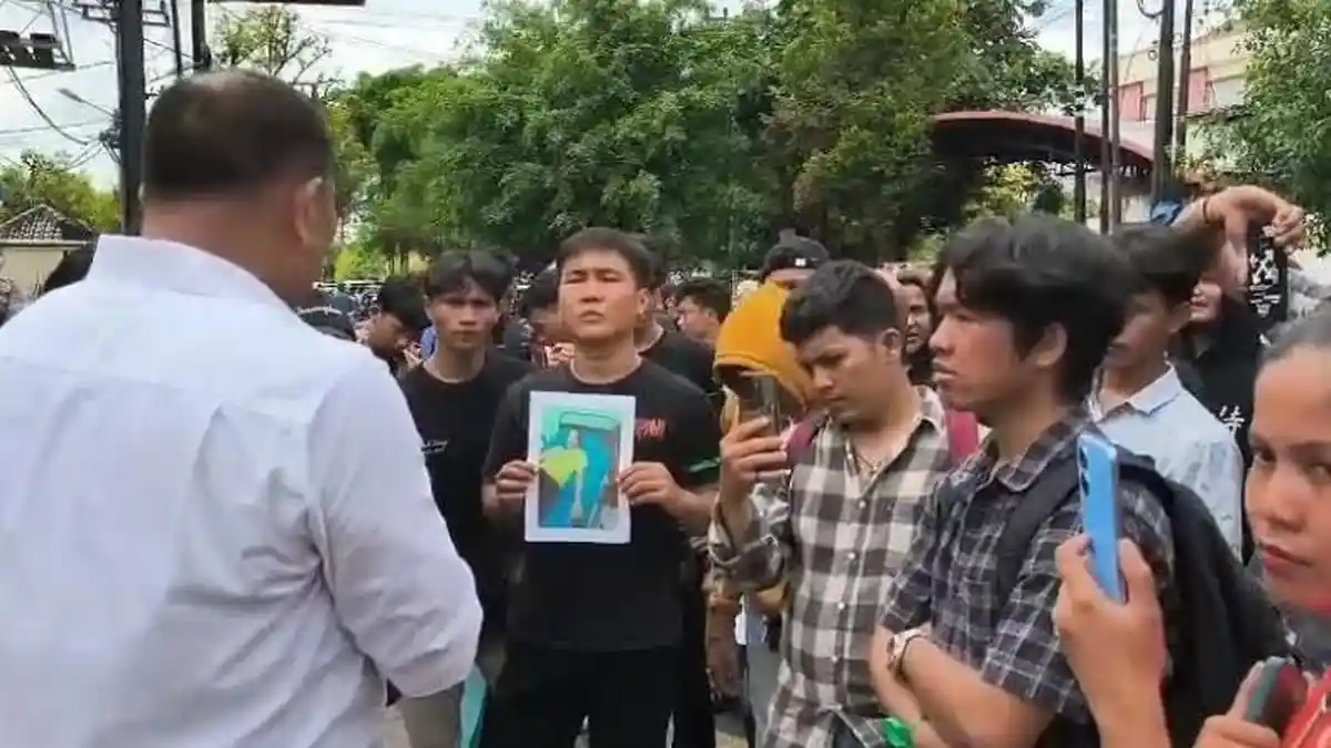 Puluhan Massa HPSU Gelar Aksi Damai di Mapolrestabes Medan, Tuntut Para Penganiaya Ditangkap