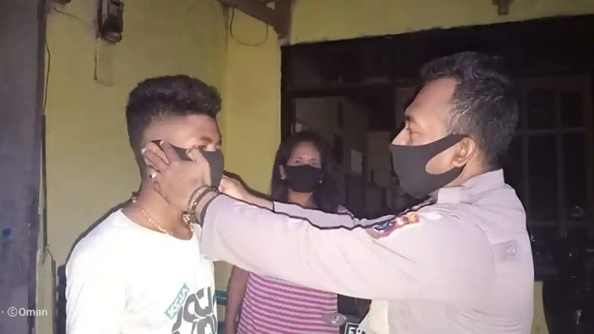 Anggota Polres Ngada Bagi Makser Gratis kepada Warga