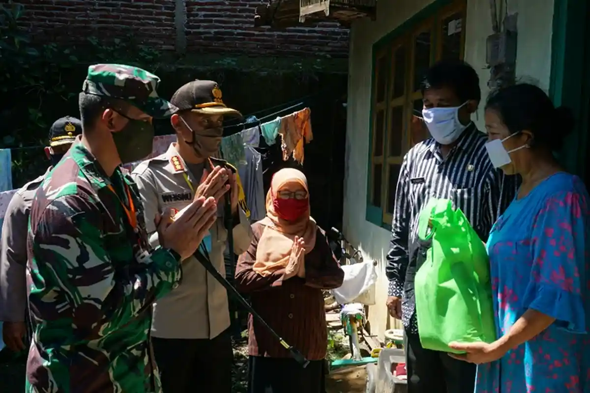 Kapolresta dan Dandim Banyumas Datangi Rumah Warga, Edukasi Sekaligus Berikan Sembako